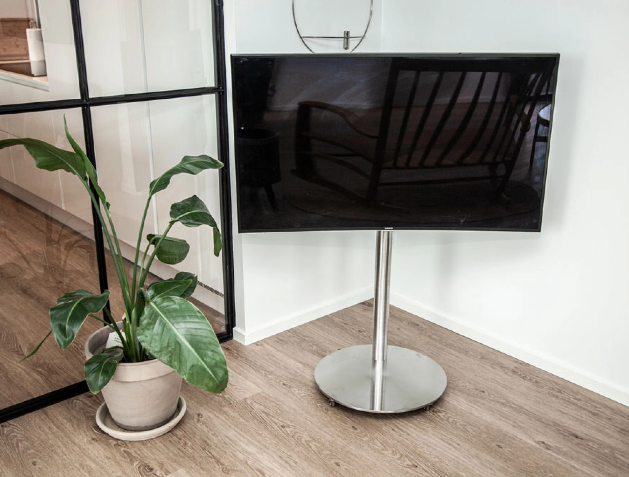 Sinox StandView TV Floor Mount with rotatable top. 26"-65". Alu finish